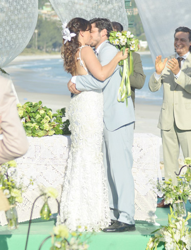 Daniela Escobar e Bruno Gissoni se casam