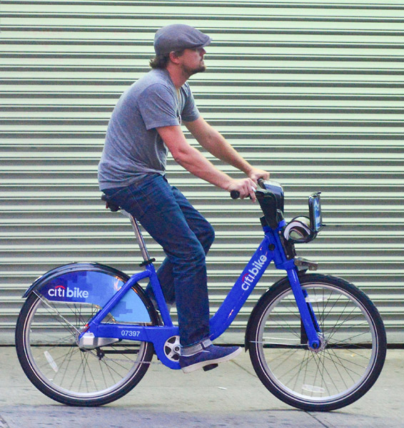 Leonardo DiCaprio passeia de bike alugada com o amigo Lukas Haas