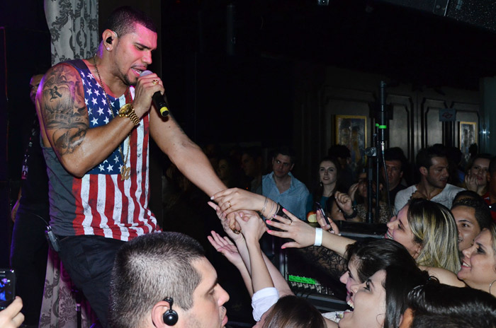 Naldo sensualiza com fã no palco de show em São Paulo