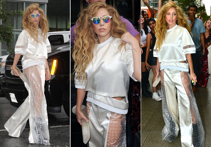 Lady Gaga promove seu single de roupa transparente