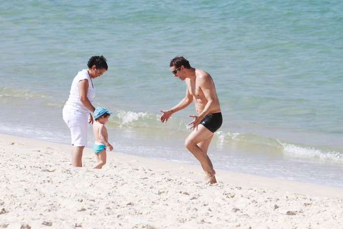 Marcello Antony brinca com o filho caçula na praia