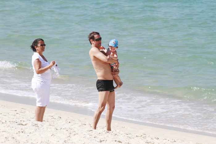 Marcello Antony brinca com o filho caçula na praia
