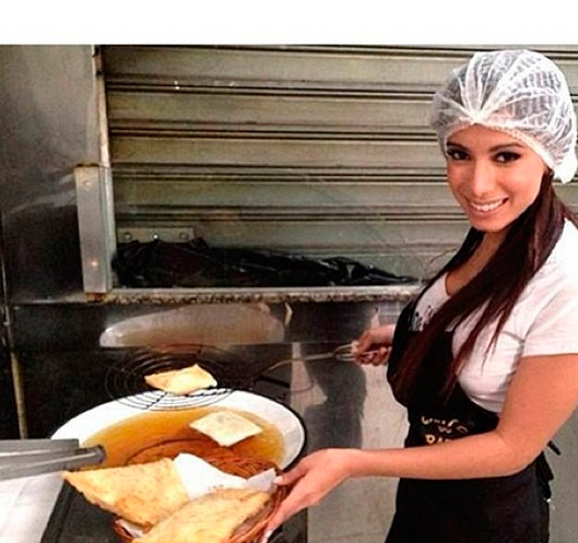 Anitta frita pastéis no Cadeirão do Huck