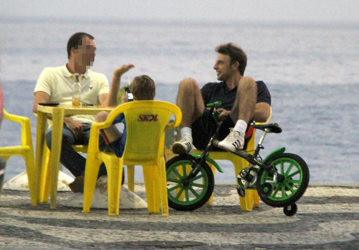 Cássio Reis curte o filho, Noah, em praia do Rio de janeiro