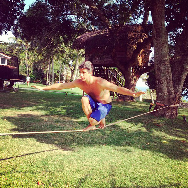 Márcio Garcia se concentra para praticar slackline