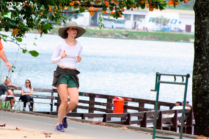 Fernanda Torres usa chapelão para correr na Lagoa