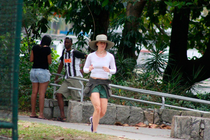 Fernanda Torres usa chapelão para correr na Lagoa