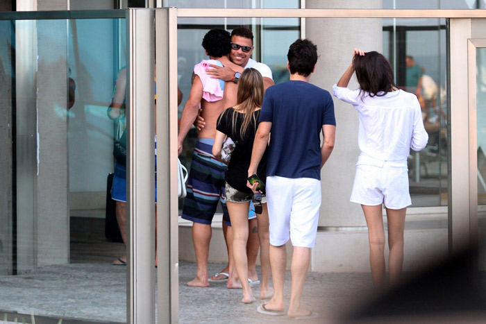 Ronaldo encontra o jogador Fred na porta do seu prédio, no Rio