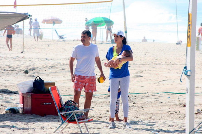 Virna vai à praia do Leblon com o marido e os filhos