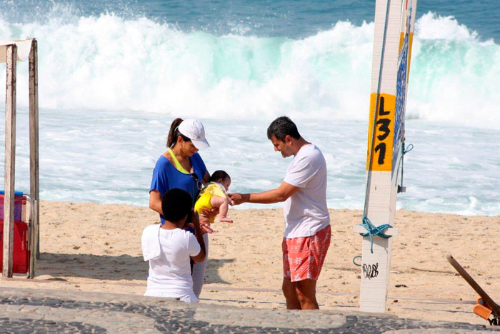 Virna vai à praia do Leblon com o marido e os filhos