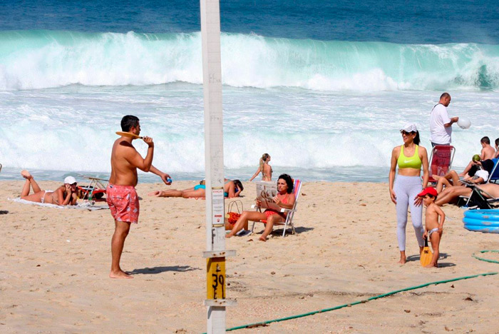 Virna vai à praia do Leblon com o marido e os filhos