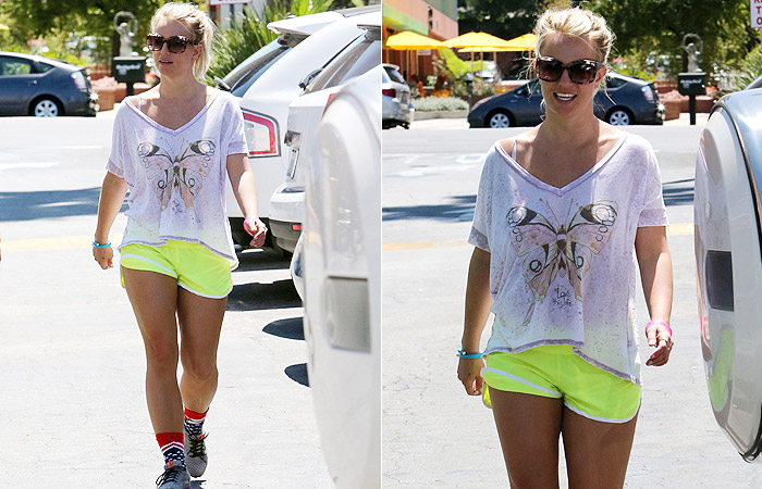 Britney Spears desfila com micro shortinhos por Los Angeles