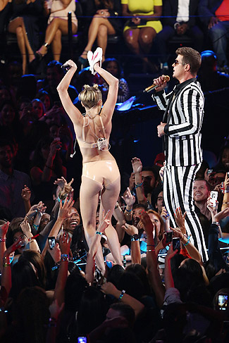 Miley Cyrus e Robin Thicke se apresentaram juntos