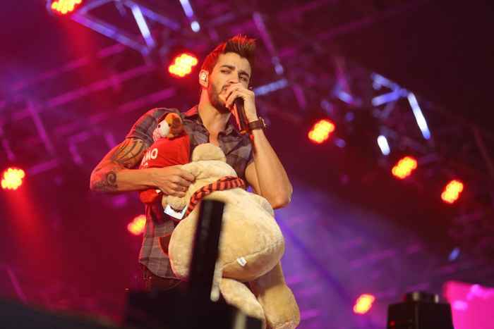 Gusttavo Lima ganha presentes de fãs em rodeio no Rio