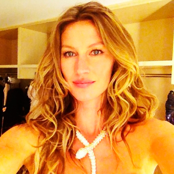 Gisele arranca elogios na rede social ao postar foto sexy