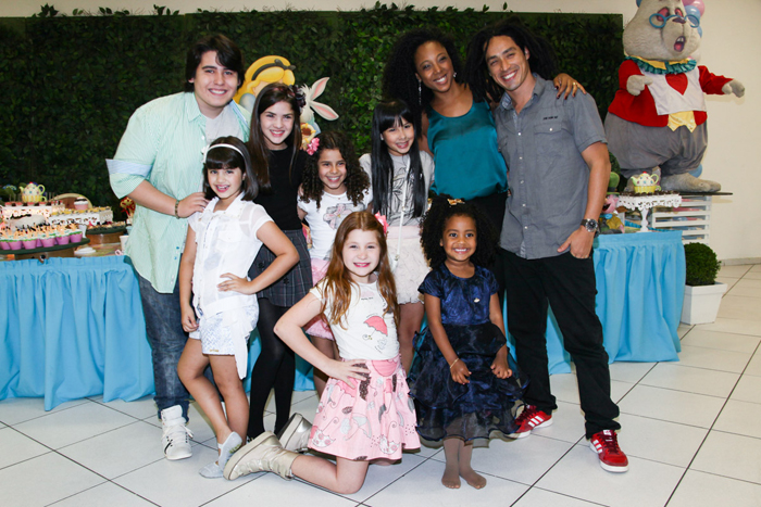 Filha de Negra Li ganha festa com elenco de Chiquititas