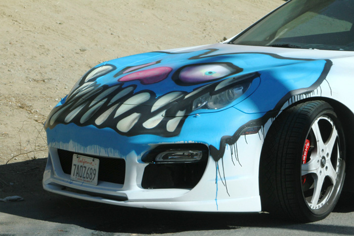 Chris Brown grafita seu Porsche com monstrinhos