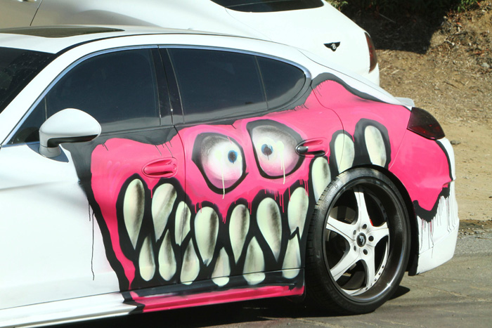 Chris Brown grafita seu Porsche com monstrinhos