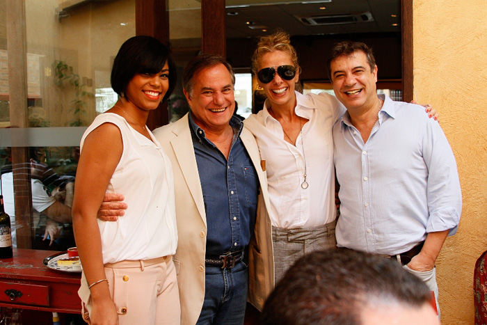 Adriane Gaslisteu e Ronnie Von prestigiam restaurante de Carlos Bettencourt 