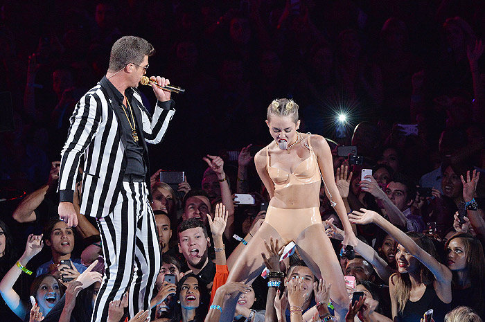 Performance ousada de Miley Cyrus no VMA provoca críticas