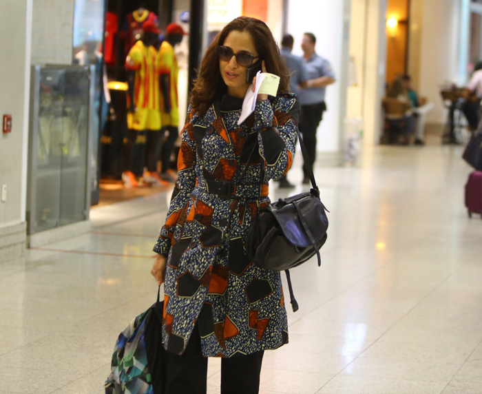 Camila Pitanga e o craque Fred movimentam aeroporto carioca