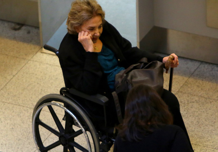 De cadeira de rodas, Eva Wilma embarca no Rio de Janeiro