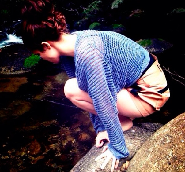Nanda Costa aparece em ponta de pedra em uma cachoeira