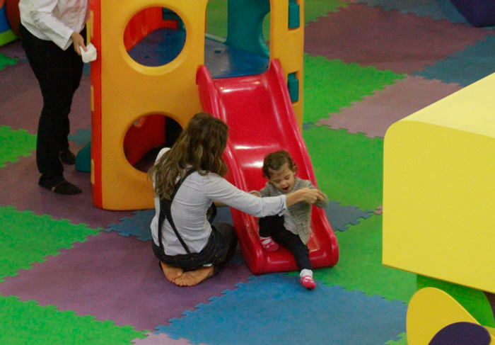 Grazi Massafera se diverte com a pequena Sofia em playground