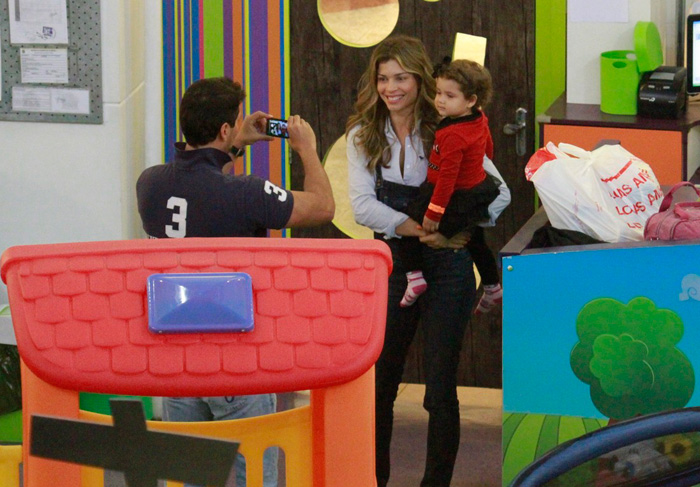 Grazi Massafera se diverte com a pequena Sofia em playground