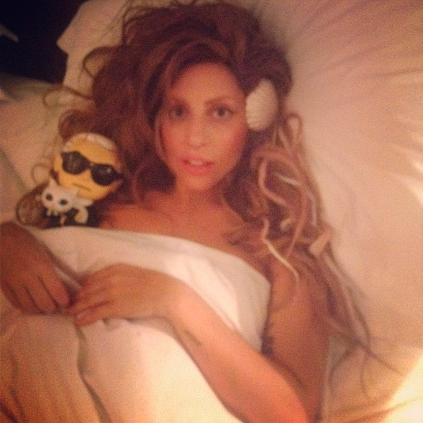  Lady Gaga publica foto na cama, em sua rede social 