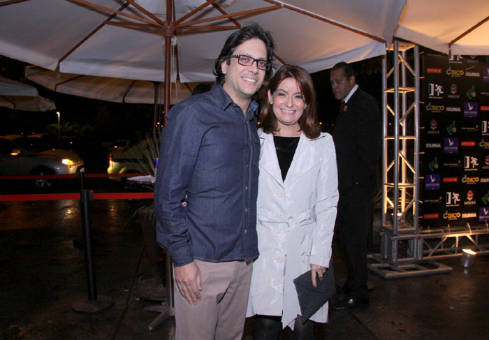 Lúcio Mauro Filho e a esposa 