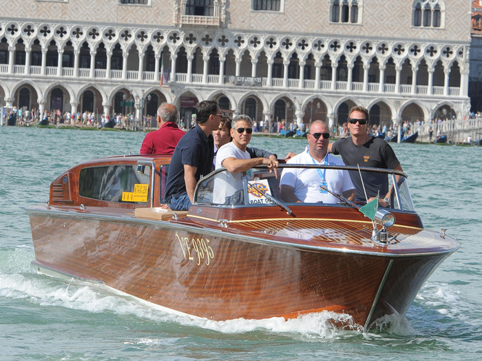 George Clooney e Sandra Bullock passeiam de barco em Veneza