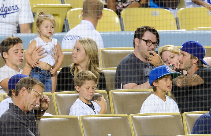 Harper Seven brinca com David Beckham durante jogo de beisebol