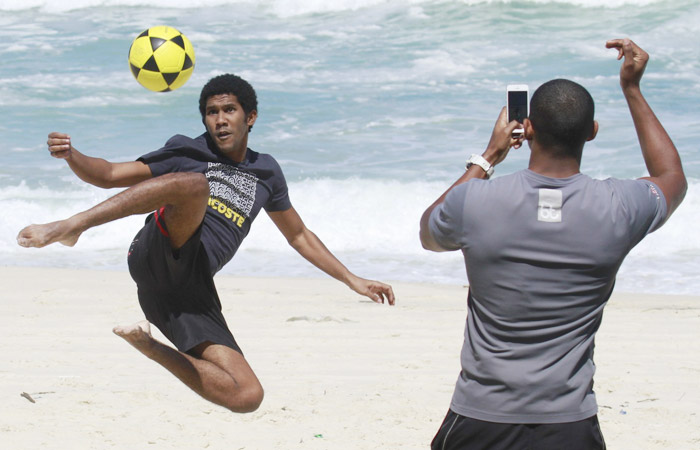 Tarcísio Filho e André Miranda se exercitam na orla da Barra da Tijuca