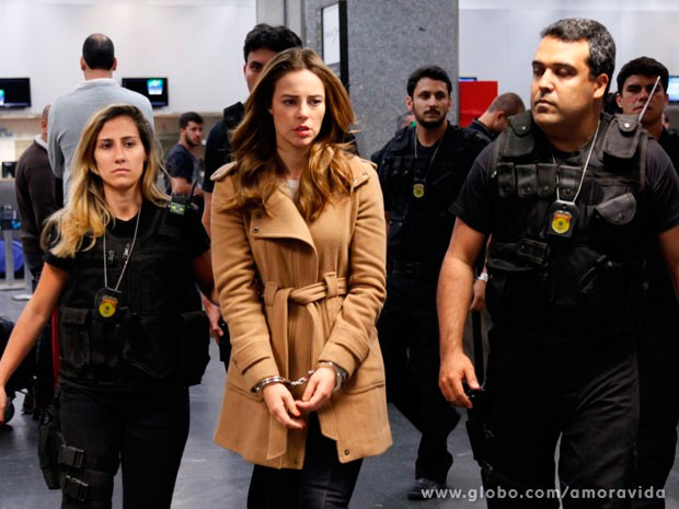  Paola Oliveira grava cenas em que Paloma é presa no aeroporto