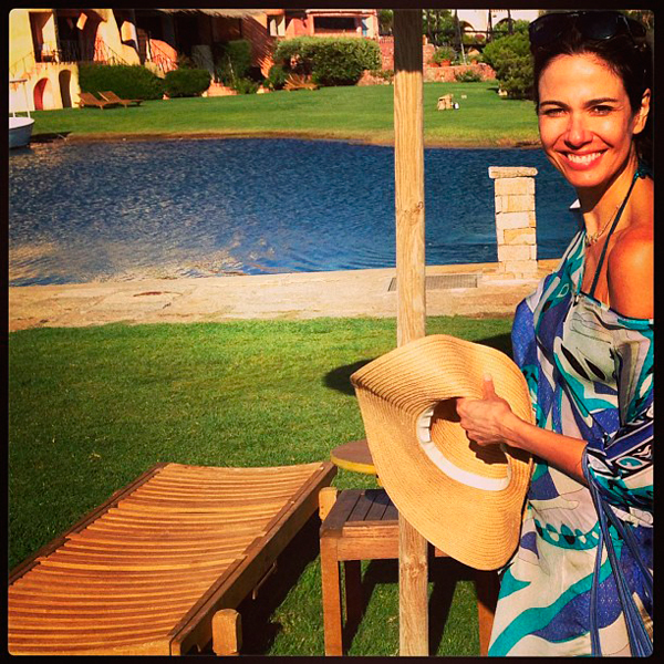  Luciana Gimenez aproveita sol para se bronzear na piscina