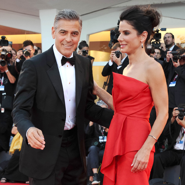 Sandra Bullock e George Clooney posam na première de Gravidade, em Veneza