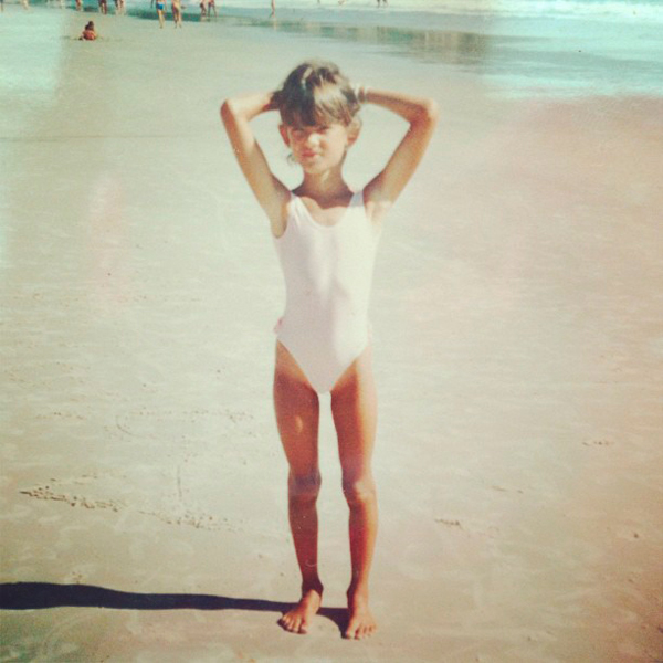 Alessandra Ambrosio divulga foto de quando era criança