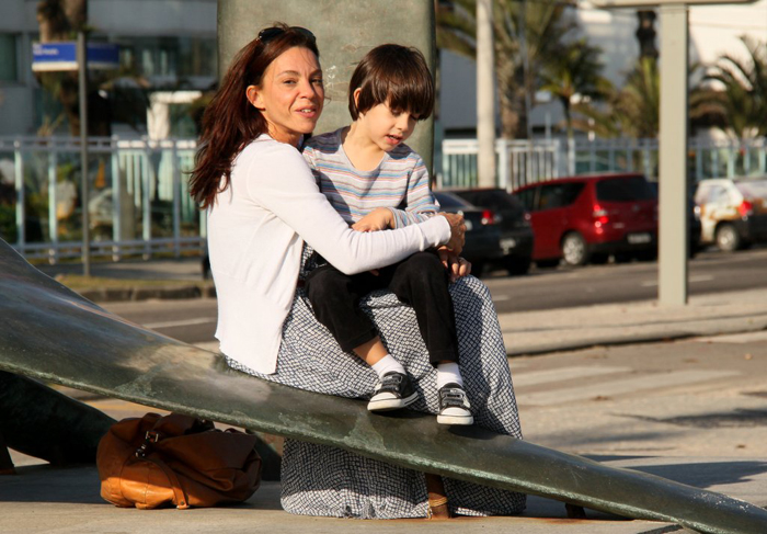 Carla Marins brinca com filho Leon na orla da praia da Barra da Tijuca