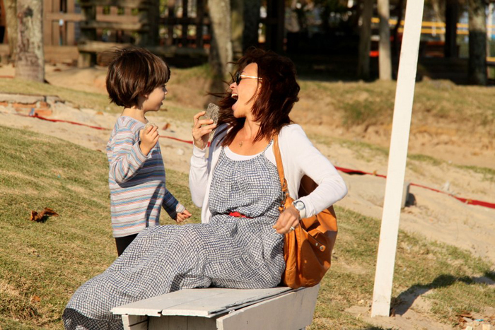 Carla Marins brinca com filho Leon na orla da praia da Barra da Tijuca