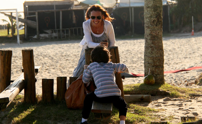 Carla Marins brinca com filho Leon na orla da praia da Barra da Tijuca