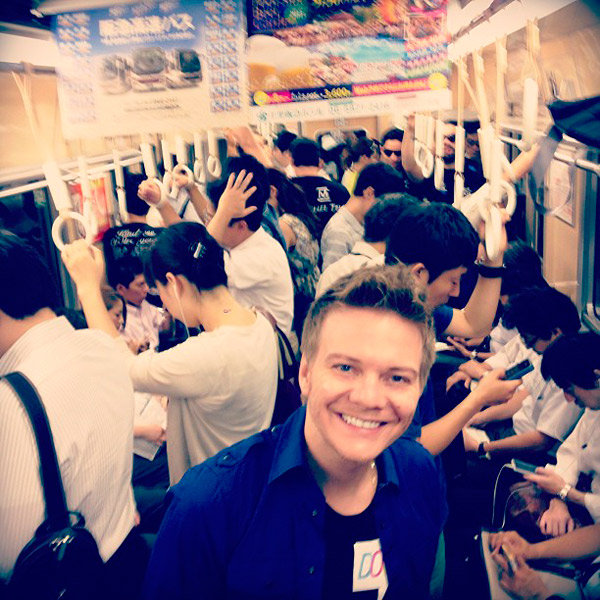 Michel Teló pega trem lotado no Japão