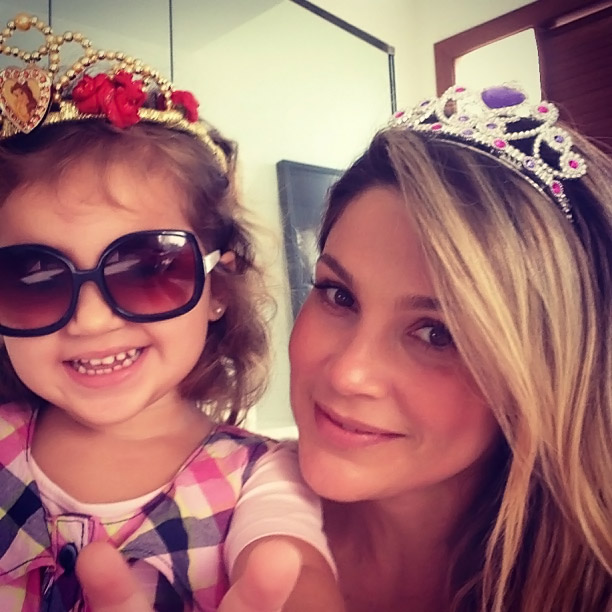 Flavia Alessandra brinca de princesa com a filha caçula