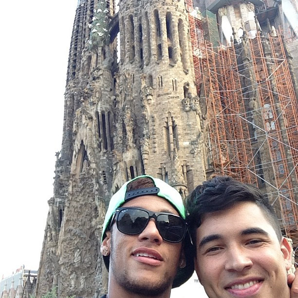 Neymar visita catedral da Sagrada Família em Barcelona