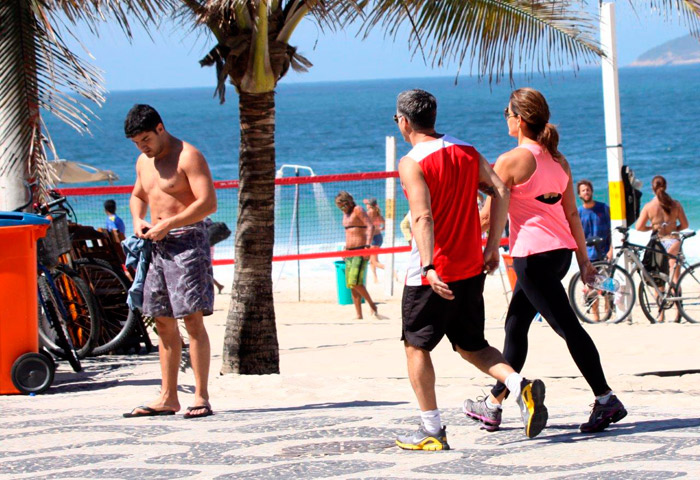 Renata Ceribelli se diverte com amigo enquanto caminha em Ipanema