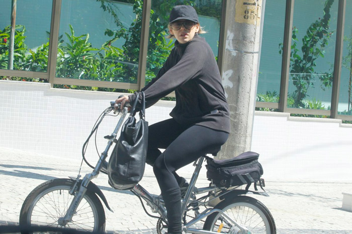 Bárbara Paz pedala no Rio coberta da cabeça aos pés