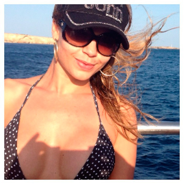 Cacau Colucci faz topless em praia de Ibiza