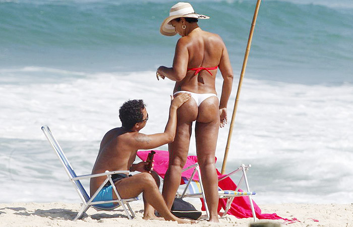 Solange Couto usa fio dental e exibe corpão na praia