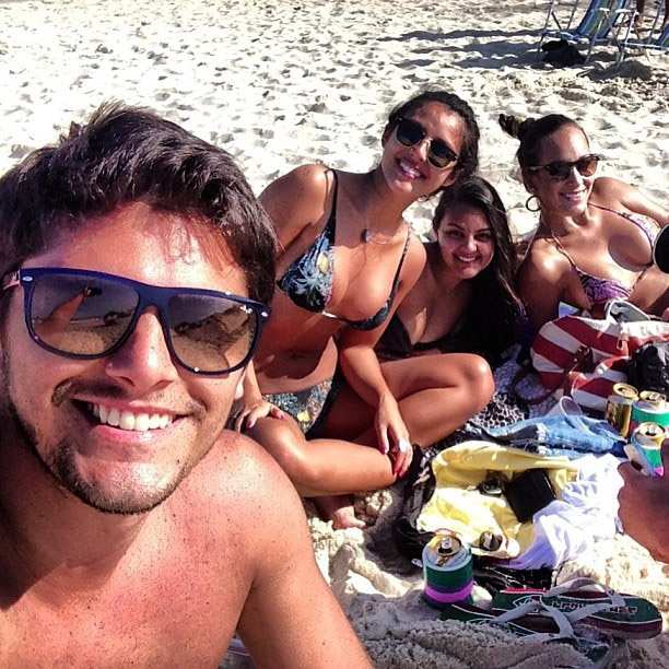 Bruno Gissoni e Yanna Lavigne se divertem na praia com amigos