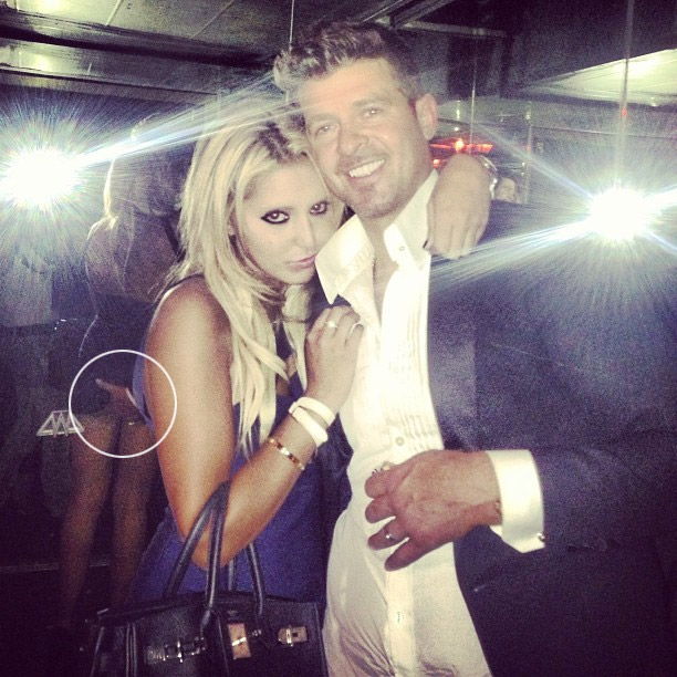  Enganado pelo espelho, Robin Thicke é pego apalpando bumbum de socialite